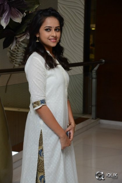 Sri-Divya-at-Rayudu-Movie-Success-Meet